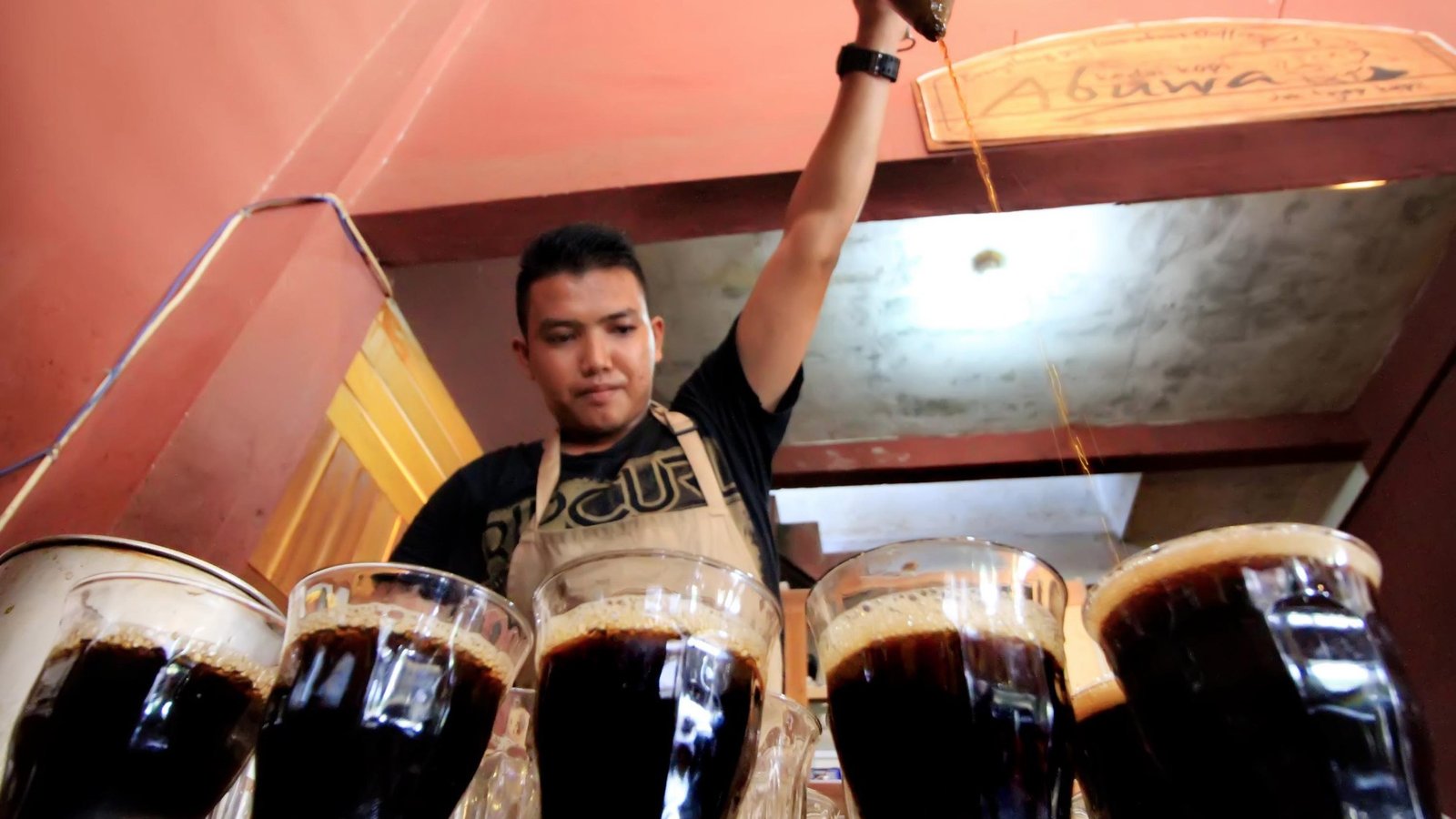 Barista meracik kopi -Antara-Rahmad