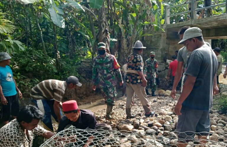 TNI Bersama Masyarakat Perbaiki Tanggul Sungai Plu Pakam