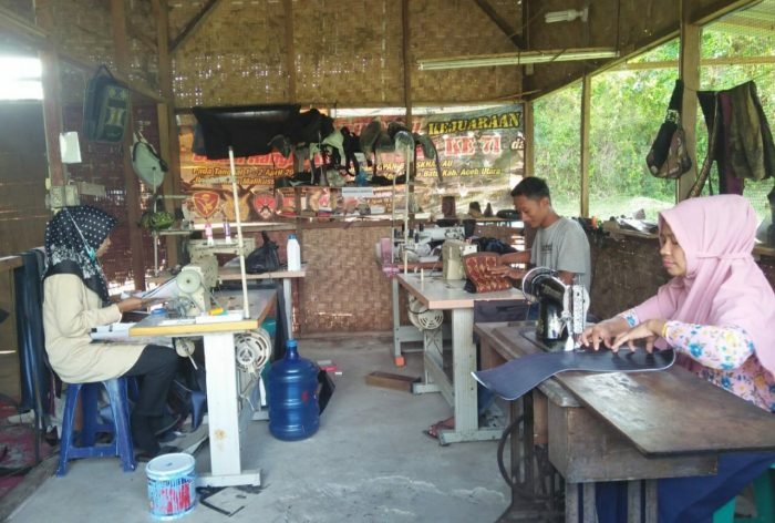 Rumah suvenir milik Fitri