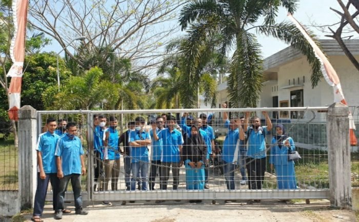 Karyawan segel PDAM IBR