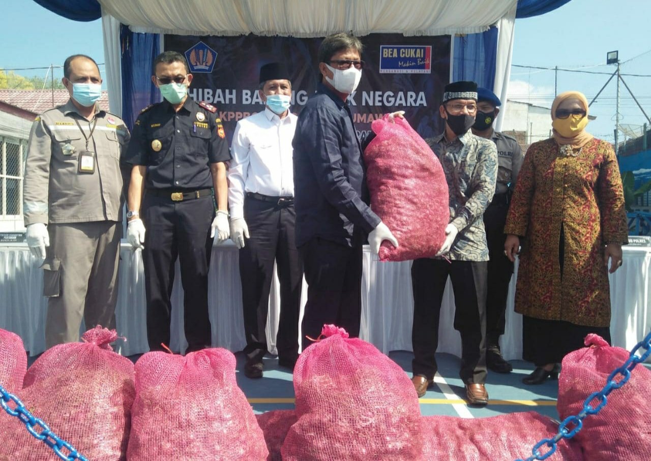 Bea Cukai Lhokseumawe Hibahkan Bawang Merah untuk Pemkab Aceh Utara