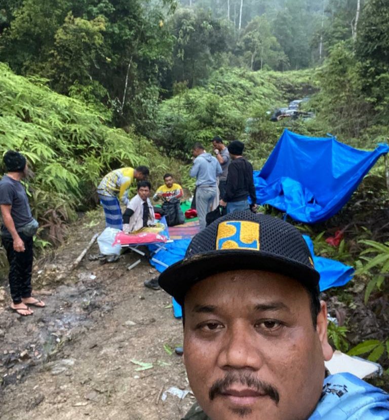 Tim off road di hutan