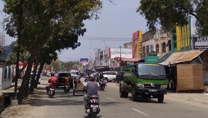 Jalan T Iskandar antara Simpang BPKP dan Simpang Tujoh, Kecamatan Ulee Kareng, Banda Aceh, Senin, 22 Maret 2021. @Thayeb Loh Angenportalsatu.com/