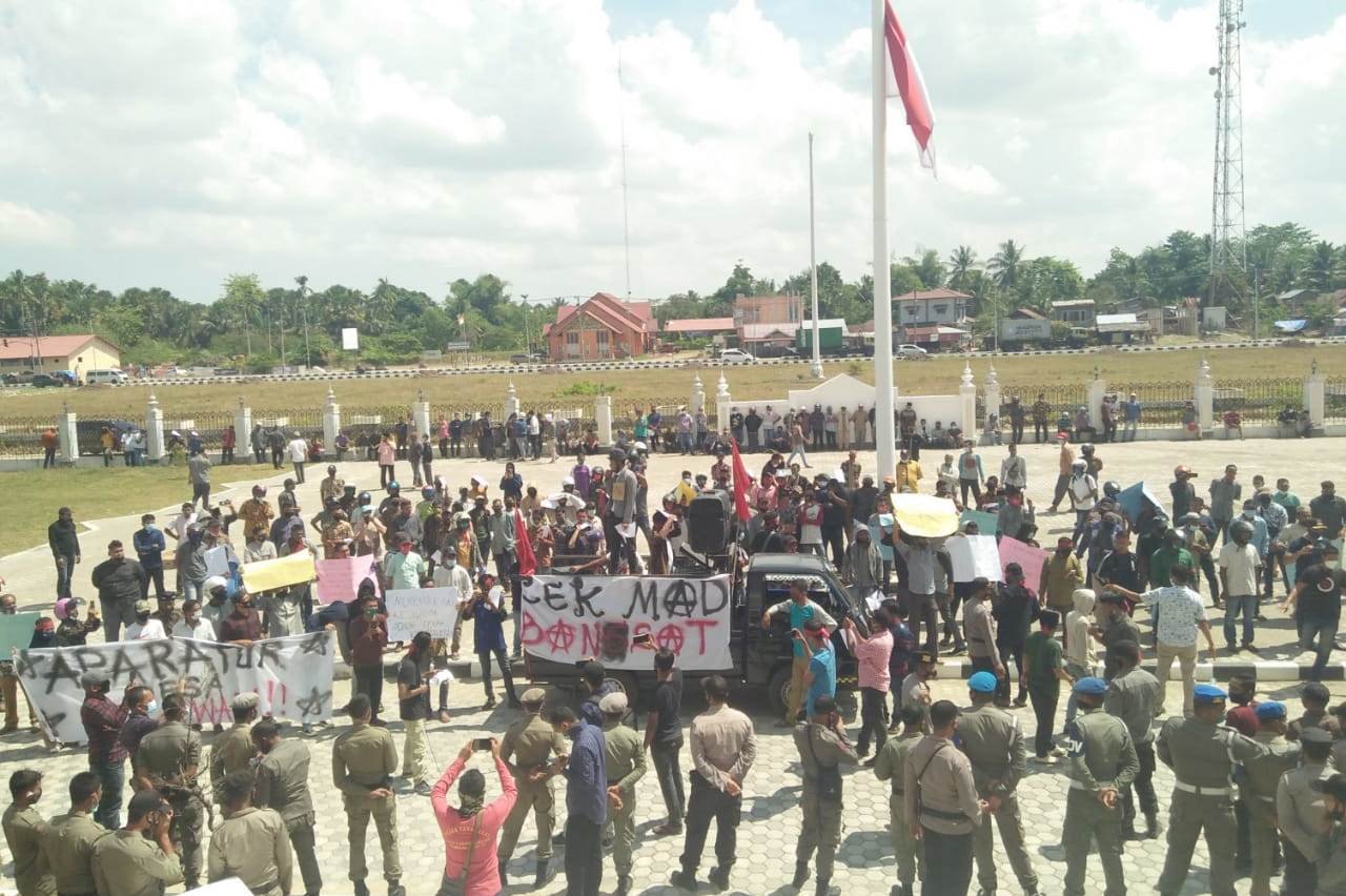 Aksi di Kantor Bupati Aceh Utara, Ini Tuntutan Mahasiswa dan Aparatur Desa