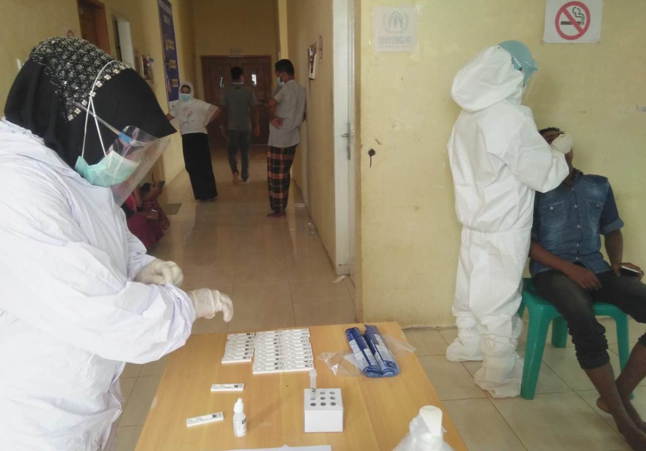 Puluhan Warga Rohingya Rapid Test Antigen untuk Dipindahkan ke Medan