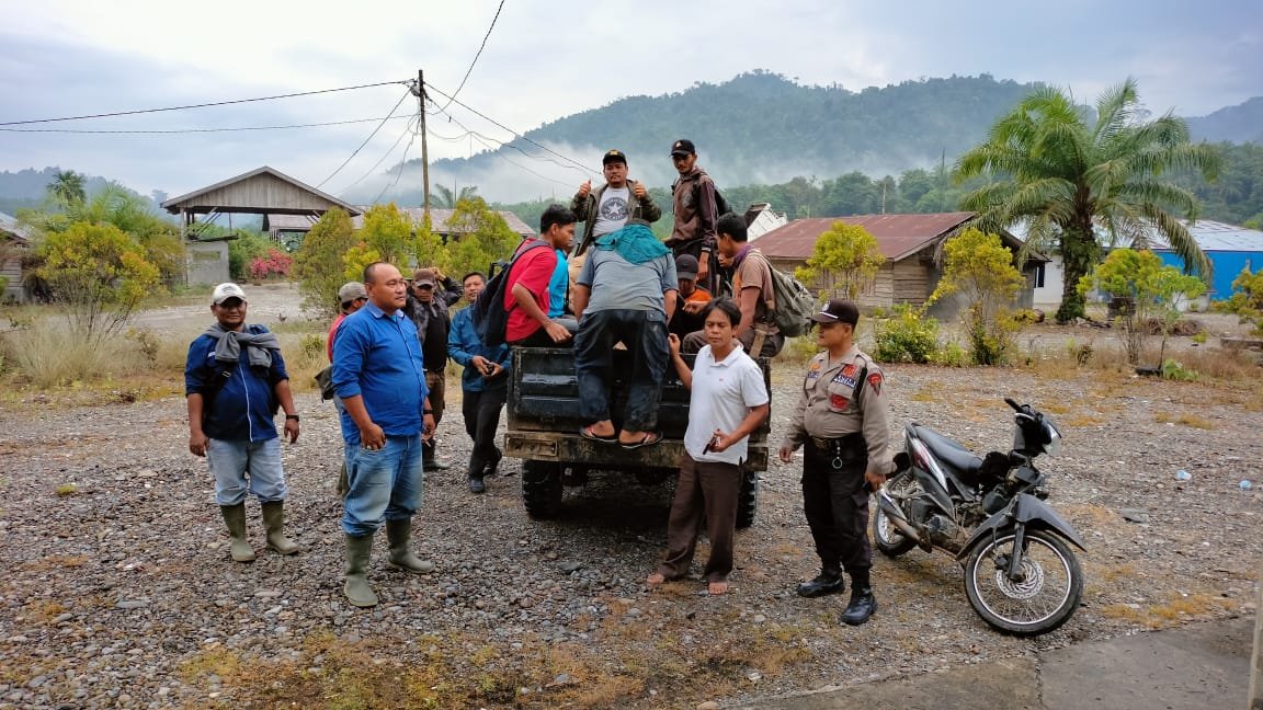 Tim evakuasi mobil offroad