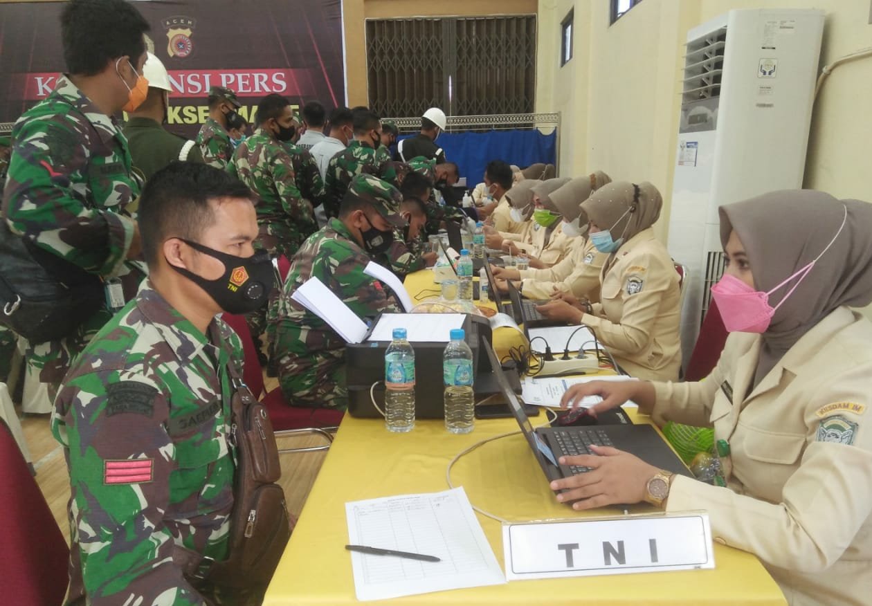 Vaksinasi pelayan publik