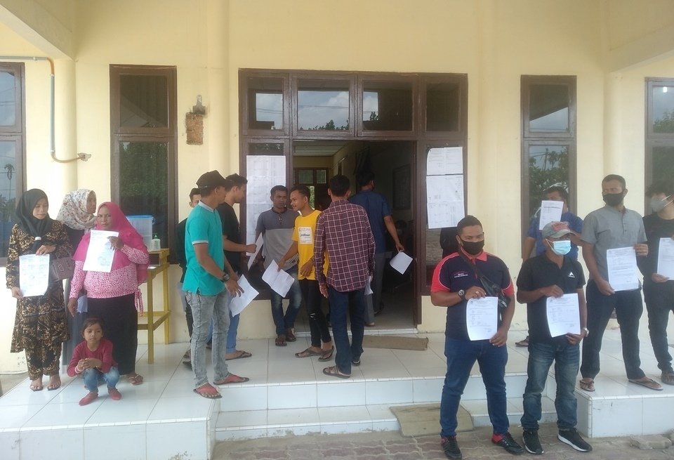 Warga Tanah Luas ke kantor camat