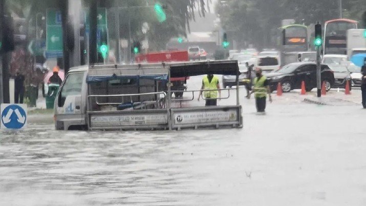 Banjir bandang dekat Jurong Town Hall Road Singapore—Dok Nicholas Ong-Ist