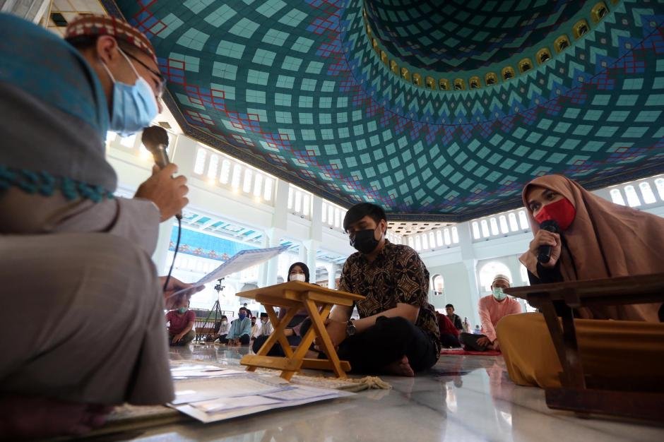 Dua mualaf ucap dua kalimat syahadat di Masjid Al-Akbar Surabaya Jawa Timur Jumat 16 April 2021—Sindonews com