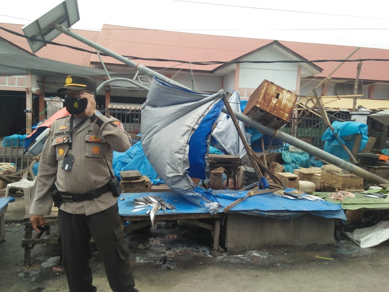 Angin Kencang Tumbangkan Tiang Listrik di Pasar Pusong Lhokseumawe
