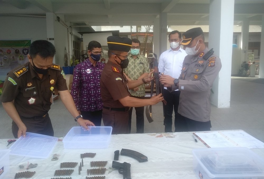 Kajari serahkan BB senpi