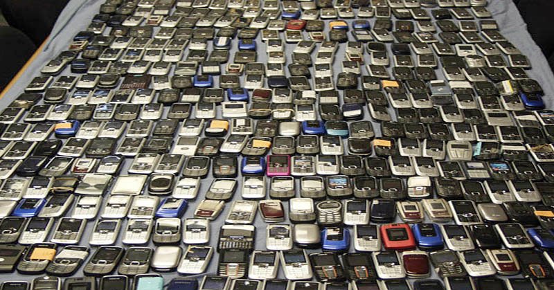 sampah elektronik HP handphone —Telegraph