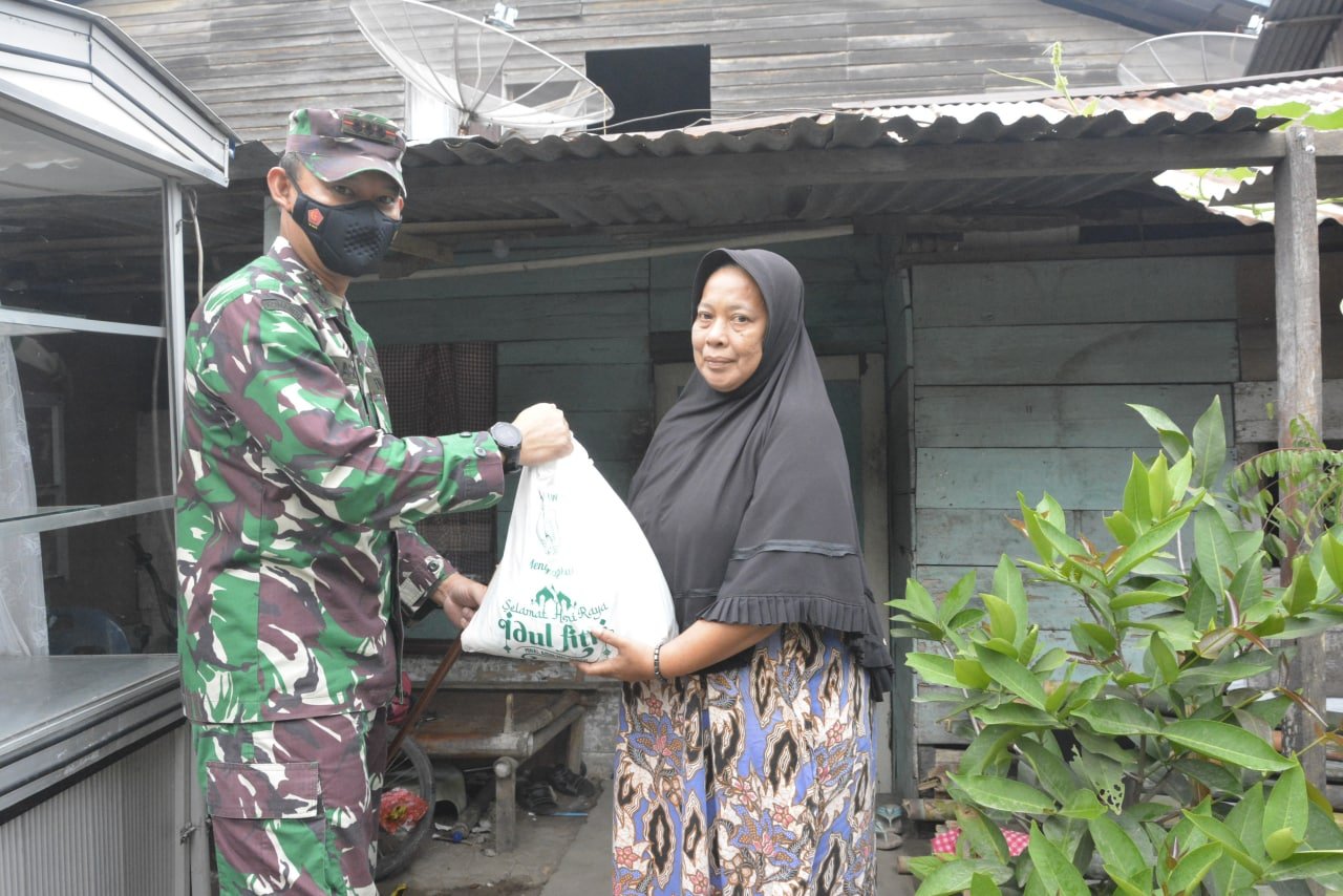 Korem 011/Lilawangsa membagikan sebanyak 200 paket sembako untuk kaum duafa di Lhokseumawe, Sabtu, 8 Mei 2021.