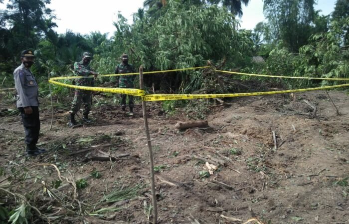 penemuan benda diduga bom oleh operator ekskavator