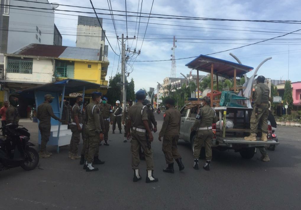 Satpol PP rak pedagang