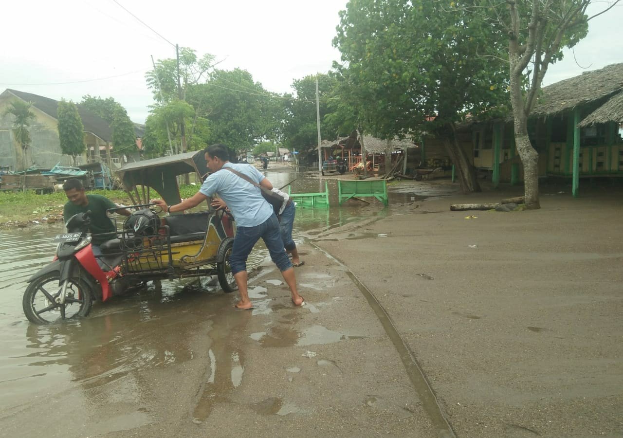 Pondok di Pantai Ujong Blang Lhokseumawe Rusak Diterjang Ombak, Warga Tutup Jalan