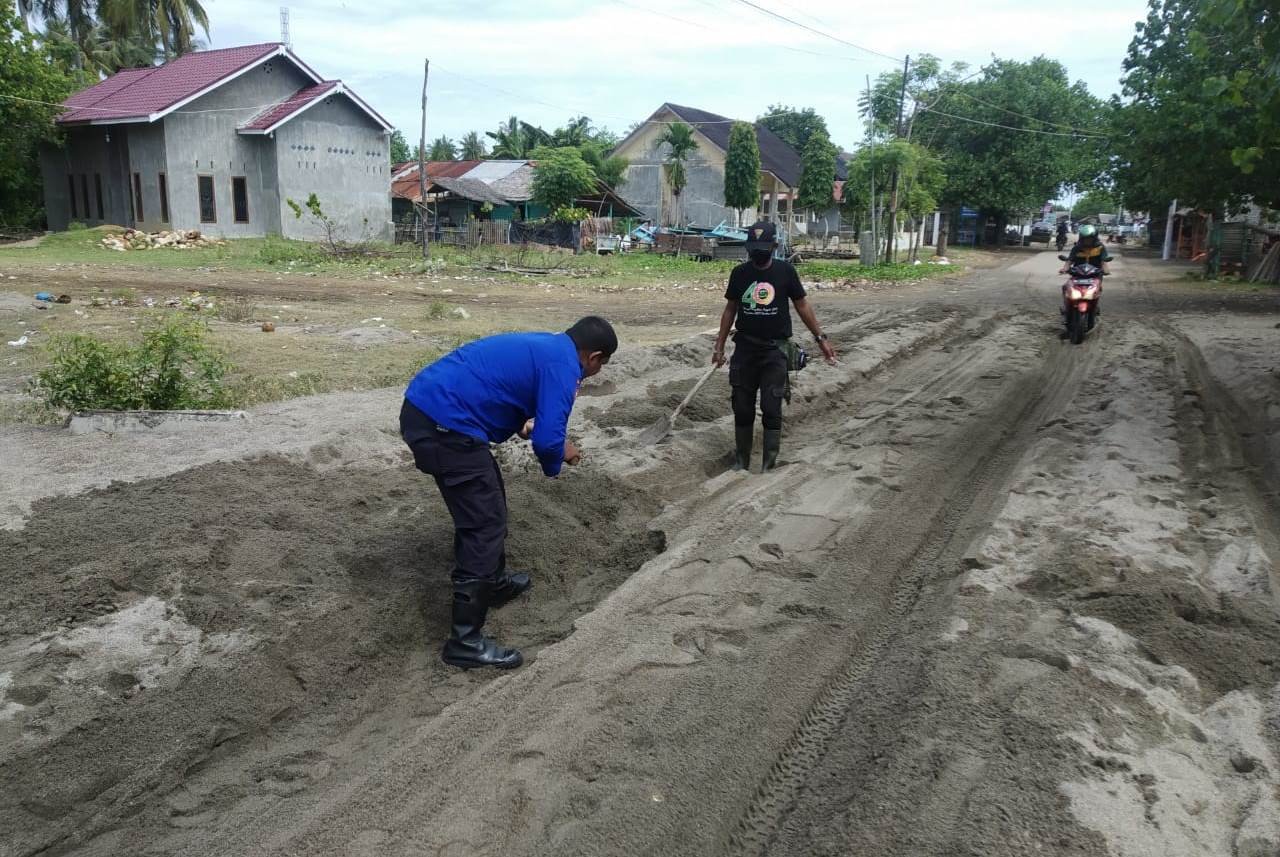 Pemkot Lhokseumawe Data Pondok Rusak Diterjang Ombak di Pantai Ujong Blang