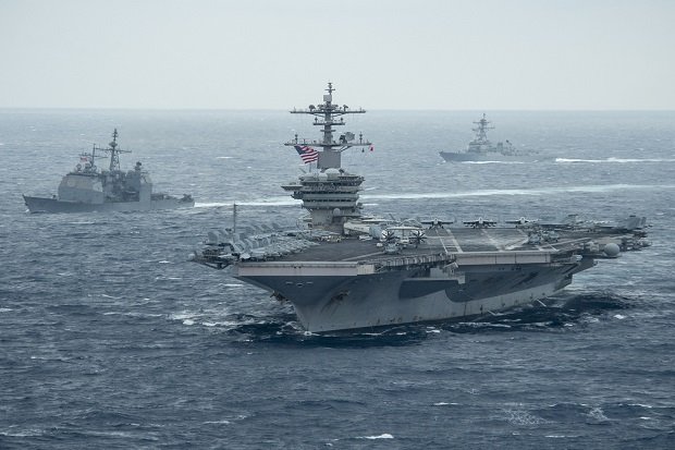 Kapal induk AS USS Theodore Roosevelt dan rombongan kapal perang Amerika Serikat—US Navy-MC2 Casey Scoular