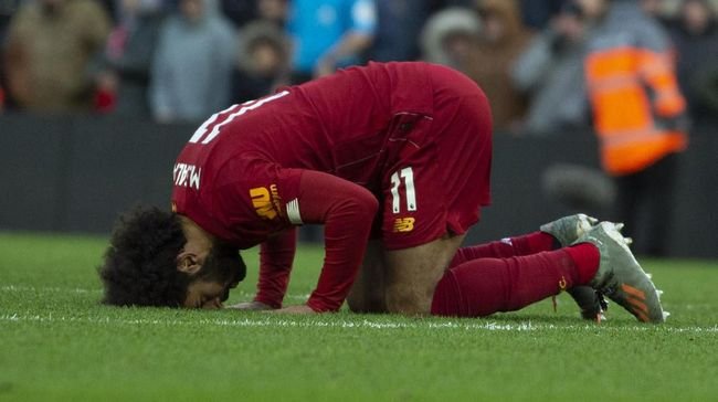 Mohamed Salah menjadikan sujud sebagai ciri khas kala berada di lapangan hijau—AP Photo-Rui Vieira