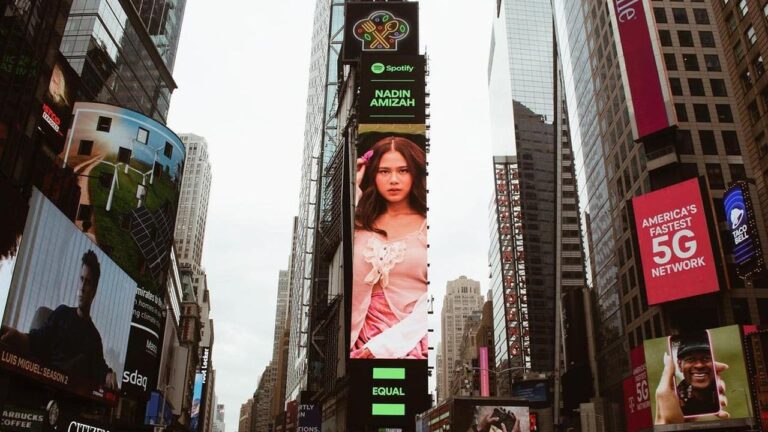 Bangga, Potret Nadin Amizah Terpampang di Times Square Amerika Serikat