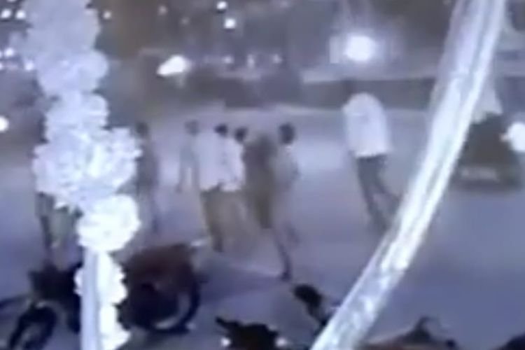 Seorang pria di India berjalan kaki menggendong mayat istrinya yang terinfeksi Covid-19, menuju pemakaman sejauh 2 mil—SS-U S&UK Updates-Youtube-SS-U S&UK Updates-Youtube