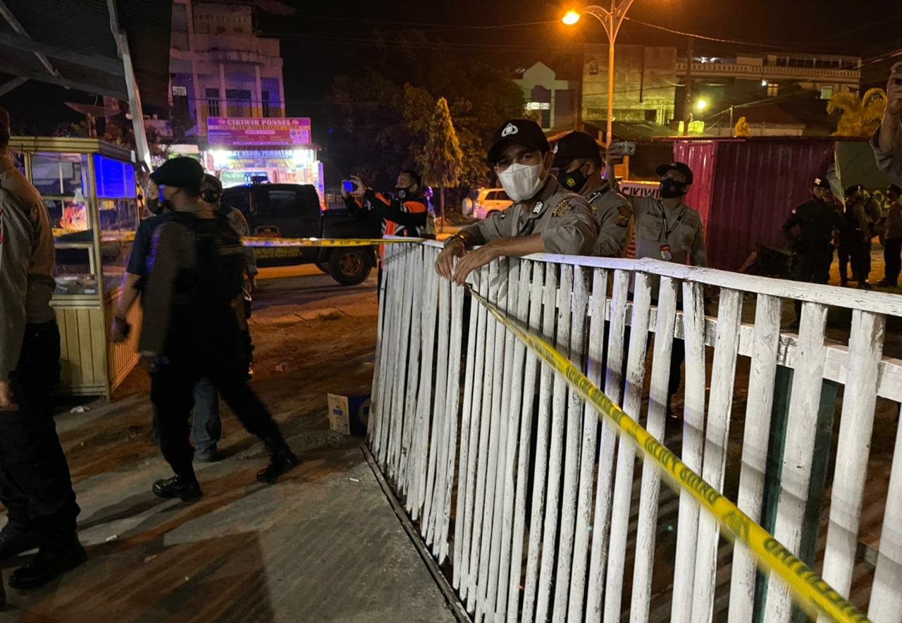 Kafe dipasang garis polisi