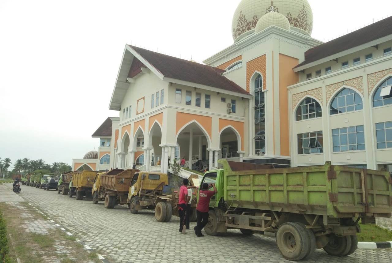Truk sampah ke Kantor Bupati