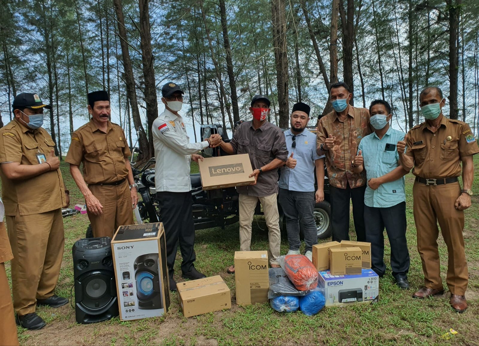 TA. Khalid Serahkan Bantuan Untuk Kelompok Konservasi Penyu Aroen Meubanja Aceh Jaya