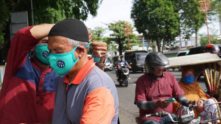 Steem Amal Bagikan Seribu Masker kepada Pengguna Jalan