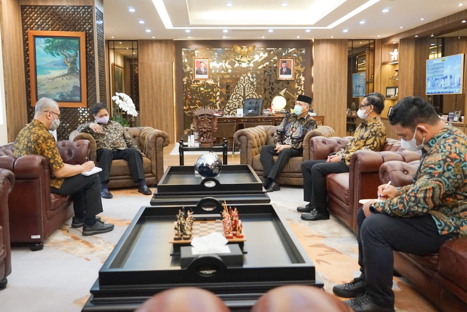 Gubernur Nova dan menteri Airlangga