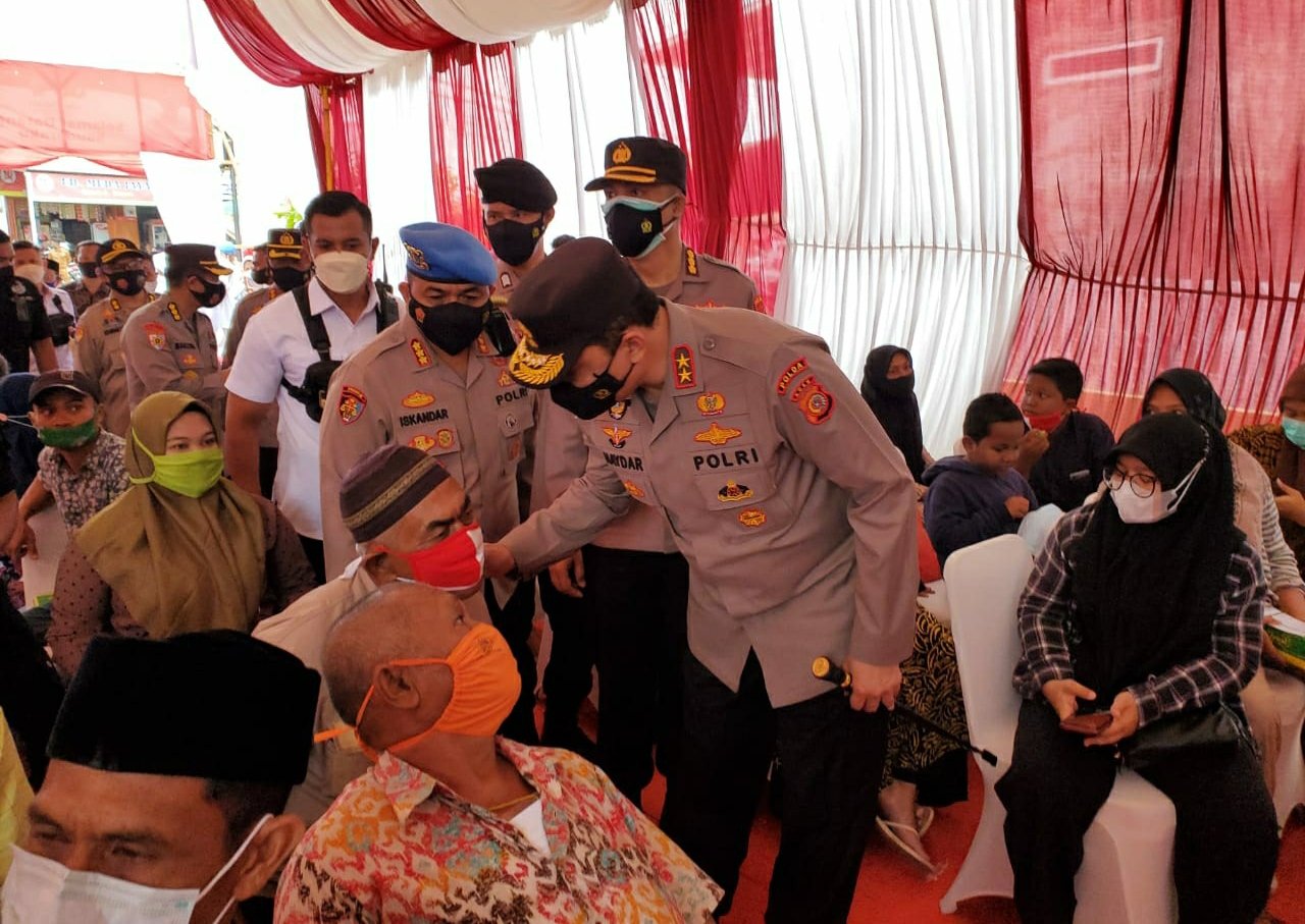 Kapolda Aech semangati warga vaksin