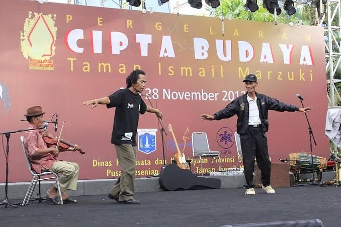 Pertunjukan Seni Mop Mop