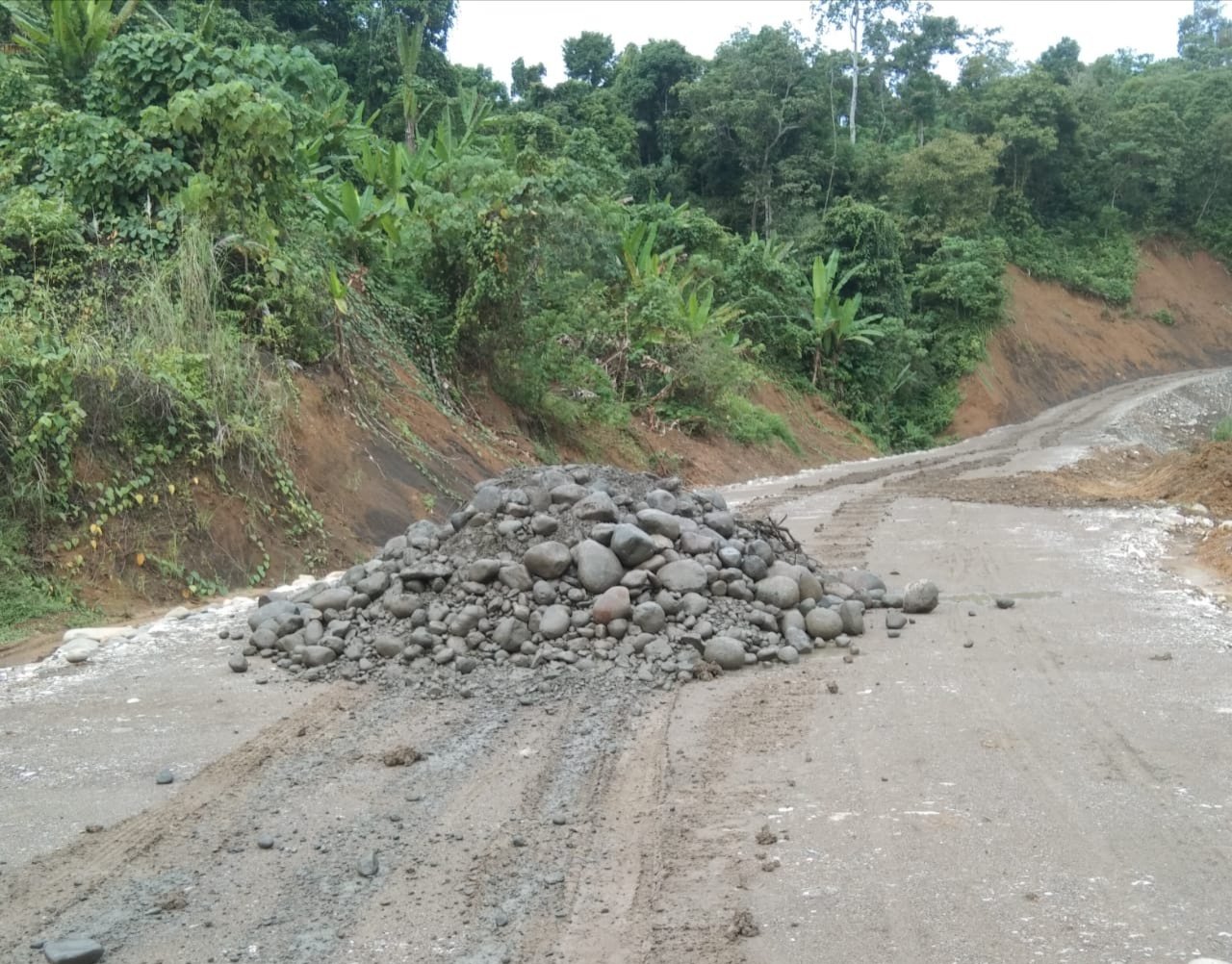 Blokir jalan waduk keureuto