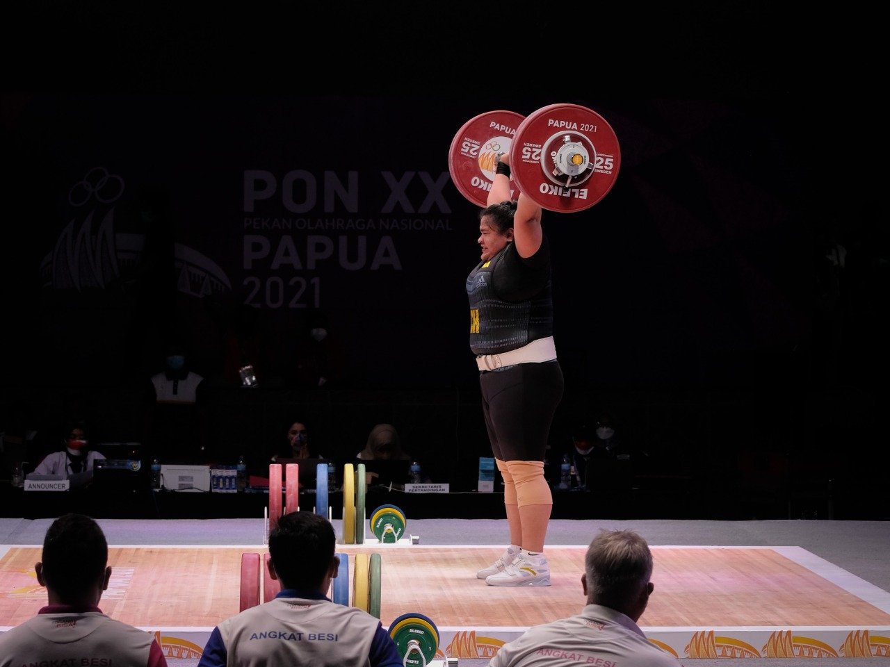 Nurul Akmal angkat besi