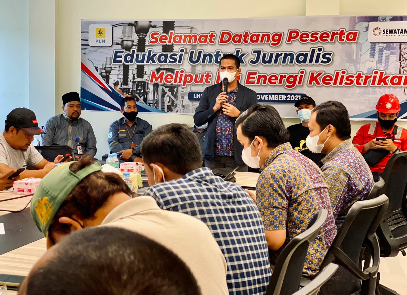 Edukasi jurnalis tentang kelistrikan
