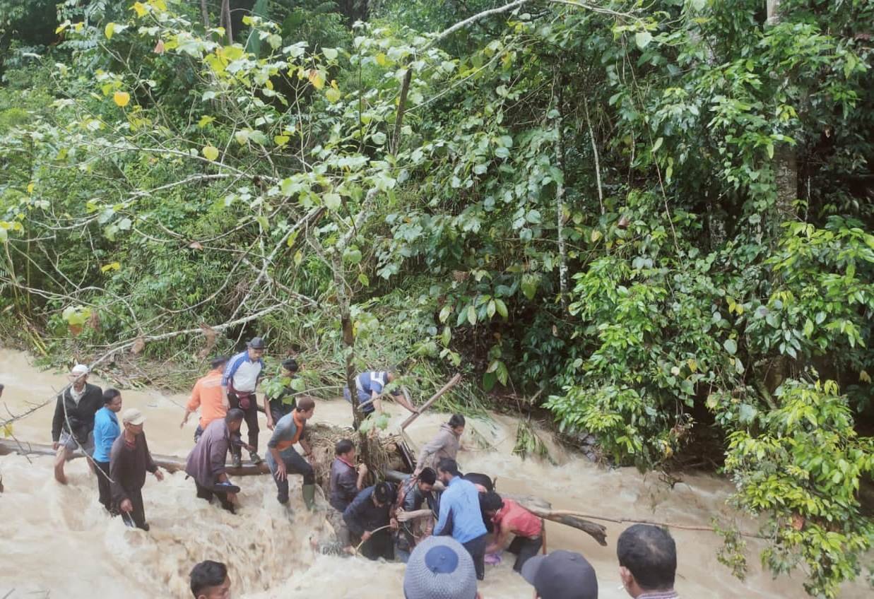 Korban longsor dievakuasi