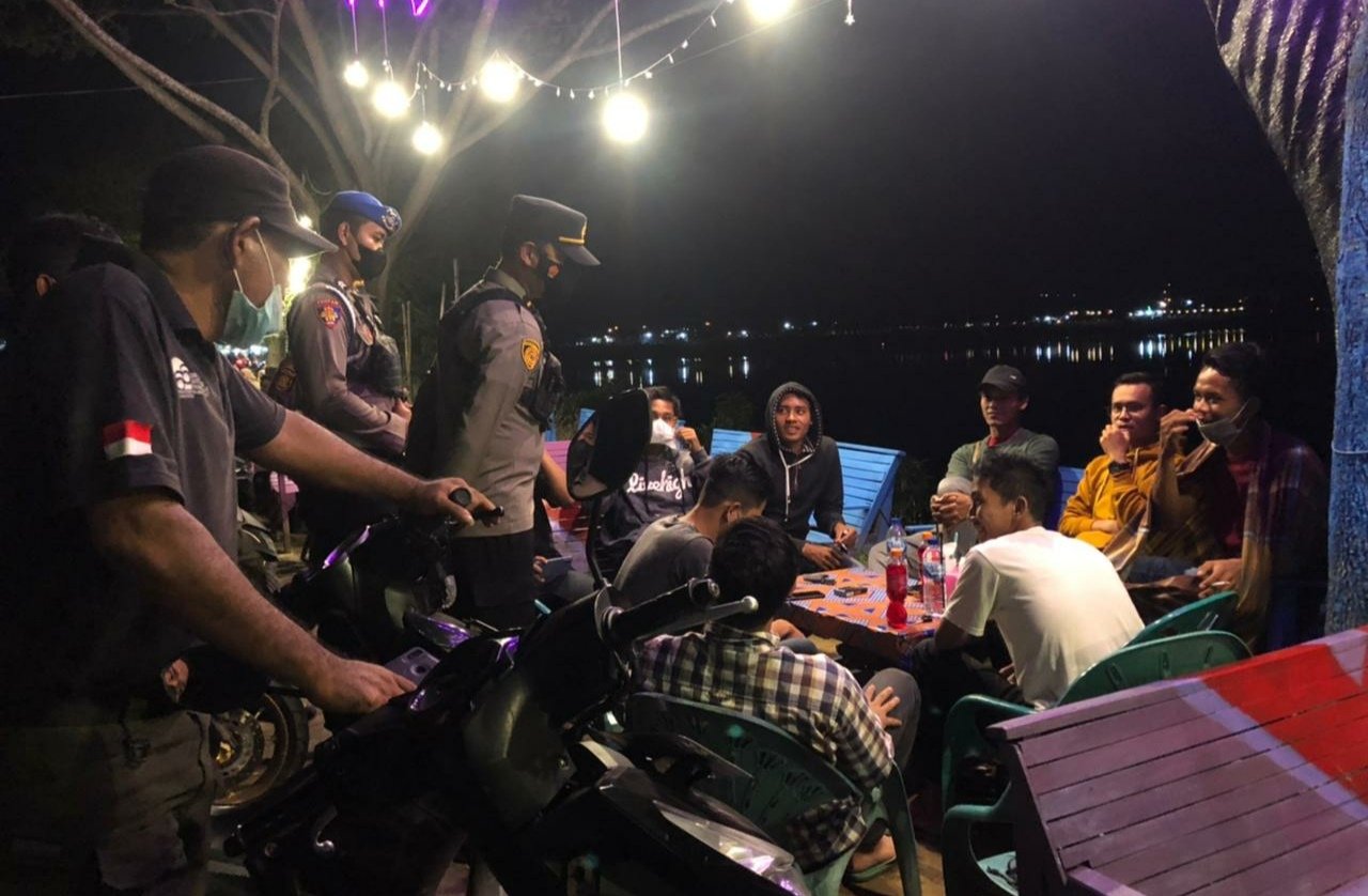 Petugas tegur warga tak masker