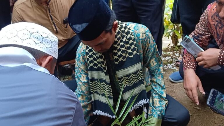 Kunjungi Aceh, UAS Tanam Kurma Kultur Jaringan di Dayah Samudera Pasai Madani