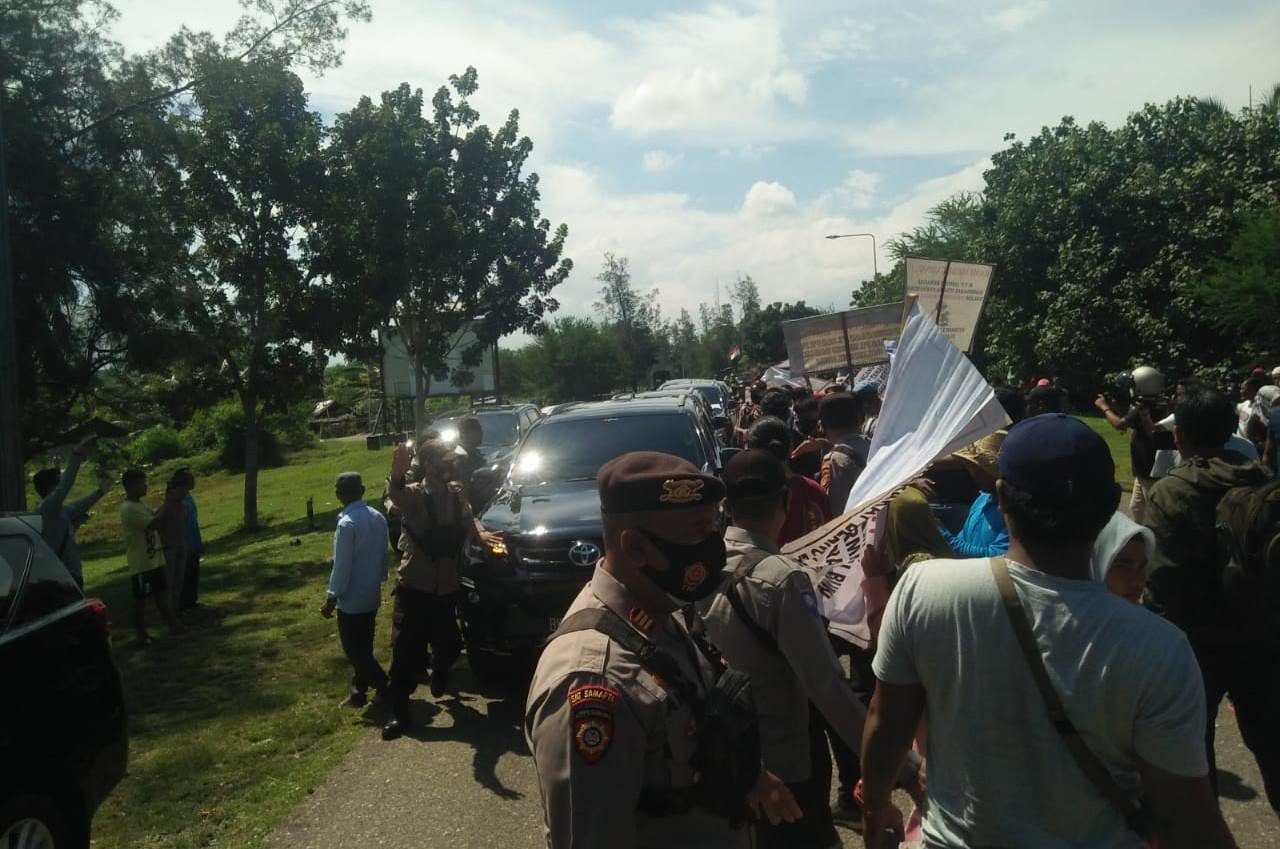 Massa IKBAL Hadang Mobil Rombongan Ahok di PAG Lhokseumawe