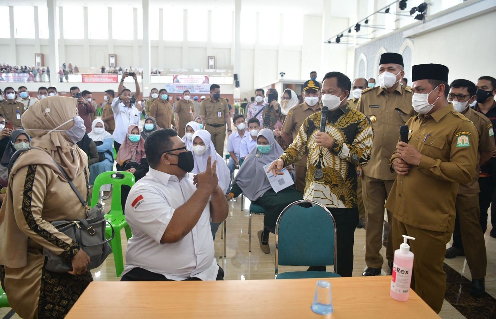 Mendagri dan vaksinator