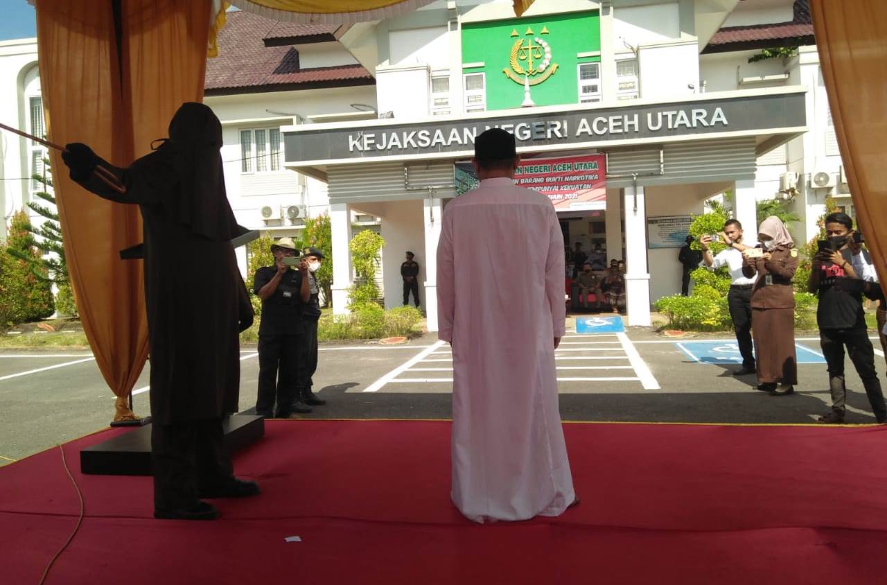 Terpidana Judi Online ‘Chip Domino’ Dicambuk di Kantor Kejaksaan Aceh Utara thumbnail