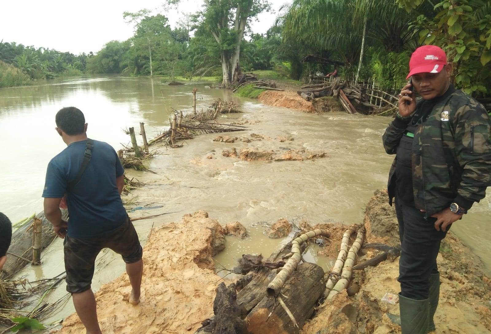 Tanggul Krueng Peutoe jebol