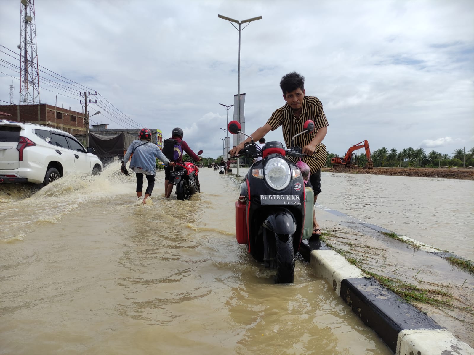 16.974 Warga Lhoksukon Mengungsi Akibat Banjir thumbnail