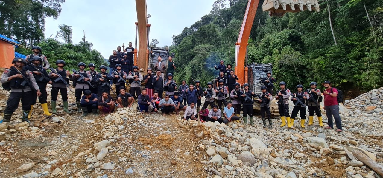 Penambang Emas Ilegal di Pidie