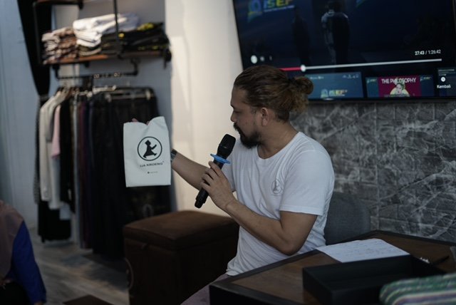 Khairul menunjukkan logo Ija Kroeng