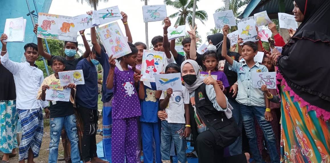 Anak-anak Rohingya bermain YG