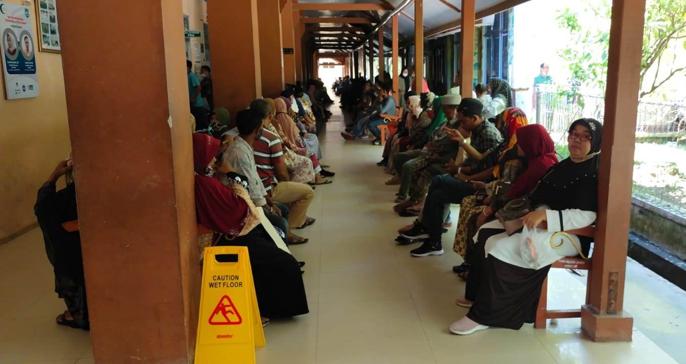 Masyarakat antre di RSUCM