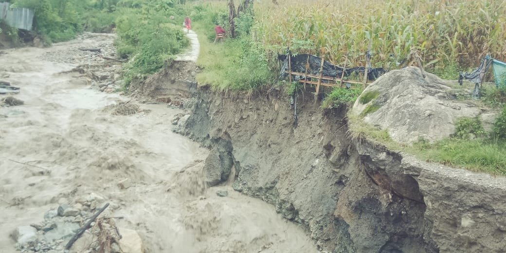 Jalan rusak akibat banjir