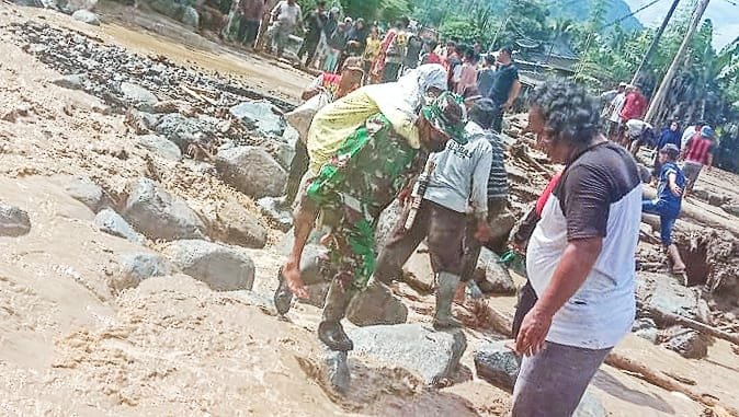 TNI evakuasi korban banjir Agara